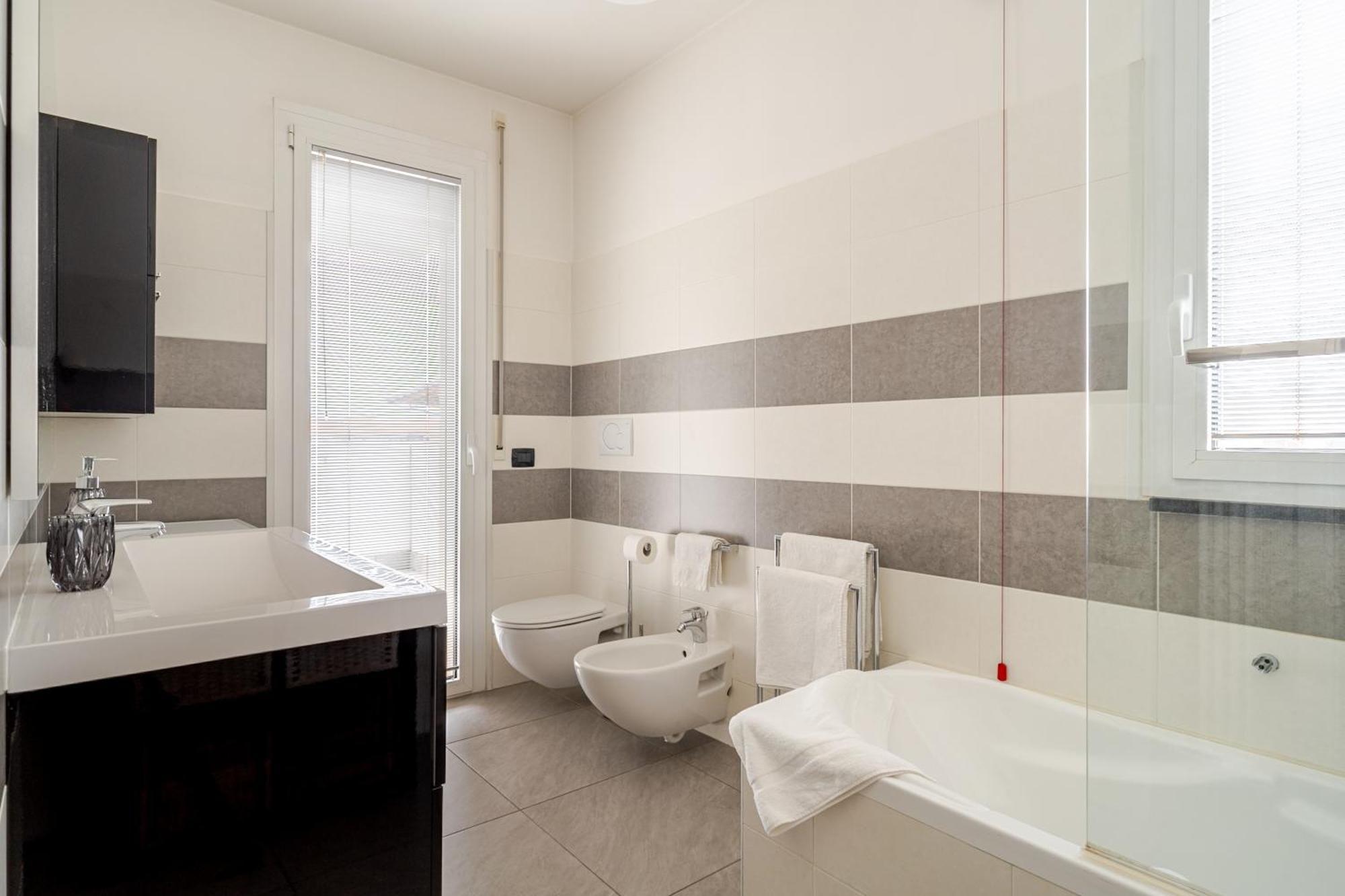 Luxury Apartment *